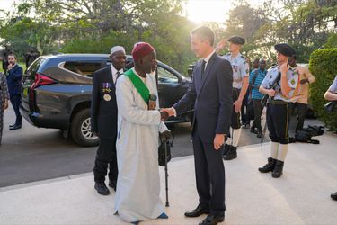 Réception à la résidence de l’ambassadeur de France au Sénégal, Philippe Lalliot.  Il accueille Mor Diop, blessé par balle au Tonkin. À Dakar, le 29 avril.