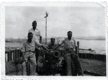 Yoro Diao (à g.), en 1953, en Indochine. À côté d’un canon 105 mm, « qui tirait à 7 kilomètres », précise-t-il. À dr., le « chef de pièce », un tirailleur tchadien.