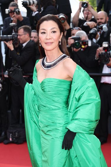 Michelle Yeoh portait une robe colonne à bustier drapé Couture de la maison Balenciaga et un collier Grosgrain, de la collection Haute joaillerie de la maison Boucheron.