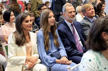 Le roi Willem-Alexander des Pays-Bas assis à la gauche du roi Felipe VI d’Espagne lors de la remise du baccalauréat international à leurs filles les princesses Leonor et Alexia, à Saint-Donat le 20 mai 2023