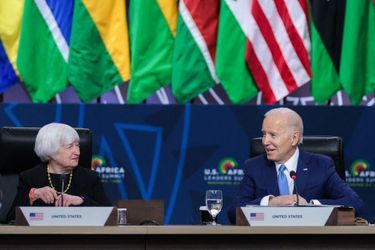 Janet Yellen et Joe Biden à la séance de clôture du Sommet des dirigeants États-Unis-Afrique sur la promotion de la sécurité alimentaire et de la résilience des systèmes alimentaires à Washington, le 15 décembre 2022.