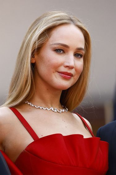 Jennifer Lawrence à Cannes, éblouissante avec son collier Dior.
