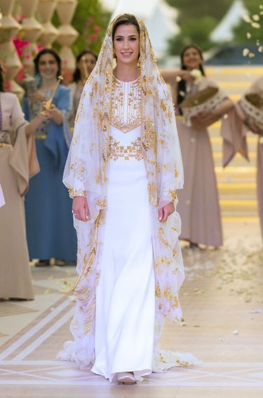 La tenue de Rajwa Al-Saif, la fiancée du prince héritier Hussein de Jordanie, lors de sa cérémonie du henné, le 22 mai 2023