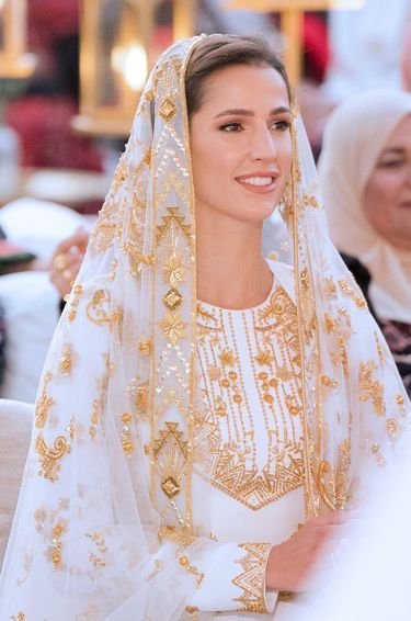 Détail des broderies de la robe et du voile de Rajwa Al-Saif, la fiancée du prince héritier Hussein de Jordanie, pour sa cérémonie du henné à Amman le 22 mai 2023