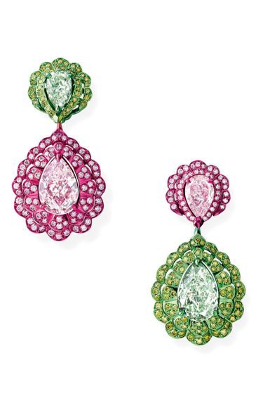 Boucles d’oreilles en diamants verts et roses.