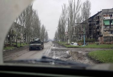 Dans un véhicule militaire ukrainien, le 21 avril, sur la ligne de front de Bakhmout. La ville sera proclamée conquise par les Russes un mois plus tard.