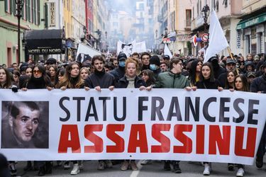 «État français assassin ». Manifestation de soutien à Yvan Colonna en mars 2022. Au centre, Rachel Reggeti, porte-étendard de cette jeunesse révoltée.