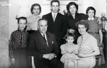 Brigitte Macron, 1 an et demi, entre ses parents Jean et Simone, à l’automne 1954. Derrière, le reste de la fratrie (de g. à dr.): Jean-Michel, Maryvonne, Jean-Claude, Anne-Marie et Monique.