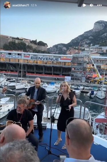 Jazmin Grace Grimaldi improvise un concert sur un yacht, à Monaco, le 25 mai 2023.