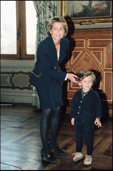 Claire Chazal et son fils François (fils de Patrick Poivre d’Arvor) au prix Roland Dorgelès à Paris en 1998
