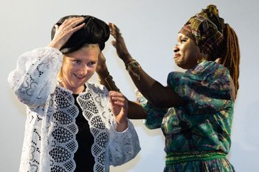 La princesse Astrid de Belgique avec la créatrice Awa Seck à Diamniadio au Sénégal, le 24 mai 2023