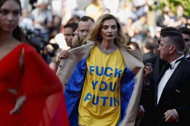 Une manifestante pro-Ukraine sur le tapis rouge du Festival de Cannes, le 26 mais 2023.