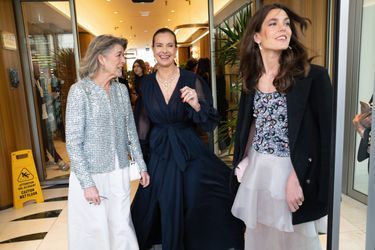 Charlotte Casiraghi avec sa mère, la princesse Caroline, et sa belle-mère, Carole Bouquet, toutes en Chanel, devant l’hôtel Mondrian, le 20 mai.