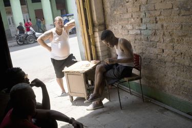 Un réparateur de briquets et ses clients désœuvrés. Officiellement, Cuba ne connaît pas le chômage.