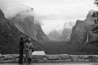La reine Elizabeth II lors de sa visite le samedi 5 mars 1983 dans le parc national de Yosemite, en Californie.