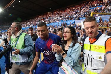 Kylian Mbappé s'excusant  d'une supportrice, le nez en sang,  lors du Match de Ligue 1 Uber Eats RC Strasbourg vs PSG (1-1) à Starsbourg, France le 27 mai 2023.