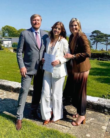 La princesse Alexia des Pays-Bas, entourées de ses parents, le roi Willem-Alexander et sa femme, Maxima, le 20 mai 2023.