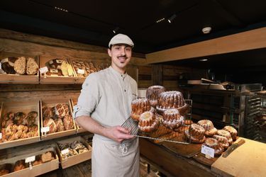 La boulangerie du chef Olivier Nasti. Son boulanger Rémi Vanoverschelde sort les kouglofs du four.