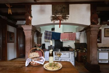 Dans la cuisine de Catherine Faller. Sur la table, son préféré : le pain du chef étoilé Olivier Nasti et son sublime riesling grand cru Schlossberg cuvée Sainte Catherine, un monument.