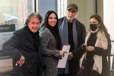 Al Pacino et sa compagne Noor Alfallah ont dîné avec Harold Becker au restaurant E Baldi à Los Angeles, le 8 avril 2023.