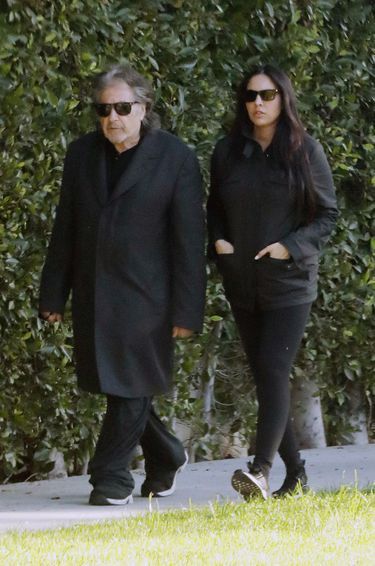 Al Pacino et sa compagne Noor Alfallah se promènent à Los Angeles, le 11 avril 2023.