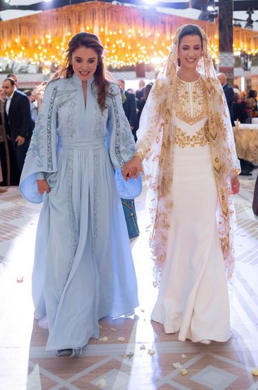Rajwa Al-Saif avec sa future belle-mère, la reine Rania de Jordanie, le 22 mai 2023, jour de sa cérémonie du henné à Amman