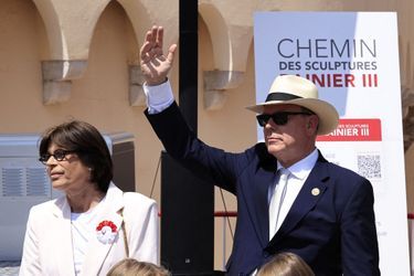 La princesse Stéphanie et le prince Albert II de Monaco ont inauguré le Chemin des sculptures Rainier III à Monaco, le 31 mai 2023