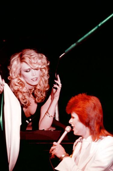 Amanda Lear et David Bowie lors du spectacle 