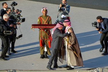 Le roi Abdallah II de Jordanie remet une épée son fils aîné le prince héritier Hussein lors du banquet organisé à Amman, le 31 mai 2023, à la veille de son mariage avec Rajwa Al-Saif