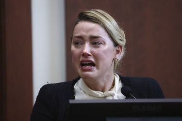 Amber Heard en larmes pendant son témoignage dans la salle d'audience du tribunal du comté de Fairfax à Fairfax, en Virginie, le jeudi 5 mai 2022.
