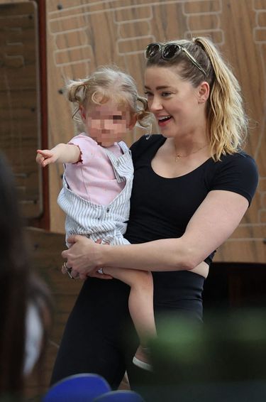 Amber Heard avec sa fille Oonagh Paige Heard à Madrid en Espagne le 7 mai 2023.