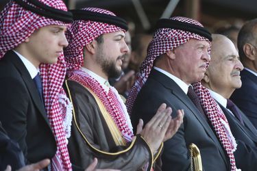 Le prince héritier Hussein de Jordanie avec son frère le prince Hashem, leur père le roi Abdallah II et leur oncle le prince Talal lors du banquet organisé à Amman, le 31 mai 2023, à la veille de son mariage avec Rajwa Al-Saif