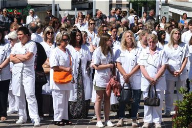 Les collègues de Carine Mezino, en tenue d'infirmière à ses obsèsques, ce jeudi 1er juin 2023 à Reims.