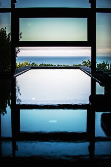 La piscine avec vue sur la mer d’un Relais & Châteaux aussi cosy que confidentiel à la Ferme du Vent.