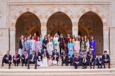 Le prince héritier de Jordanie Hussein et Rajwa Al Saif posent pour une photo de famille le jour de leur mariage royal, à Amman, en Jordanie, le 1er juin 2023.