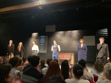 Les acteurs capables de jouer deux ou trois personnages chacun sont chaudement applaudis à la fin de la pièce.