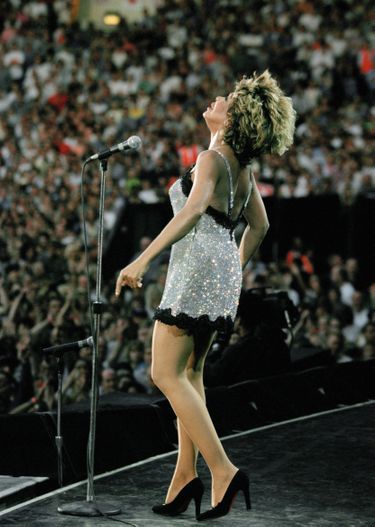 Infatigable « bête de scène ». En 1996, à 56 ans, Tina entame son «Wildest Dreams World Tour », cumulant plus de 250 concerts en seize mois. Ici au Wembley Stadium, en Angleterre, le 20 juillet 1996.