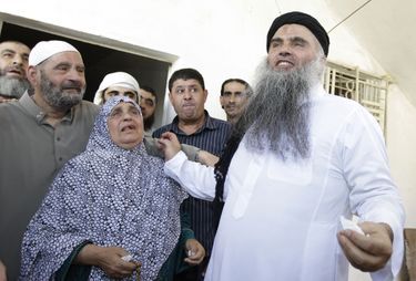Le prédicateur jordanien Abou Qatada. Ce proche de Ben Laden persuade les nouvelles recrues que l’islam autorise les actes illégaux. À Amman, en Jordanie, avec sa mère en 2014.AFP