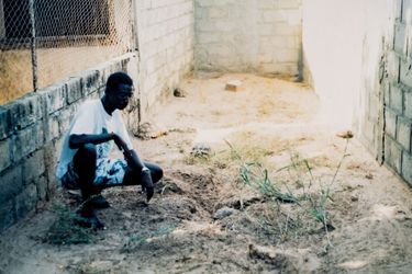 Son enclos à tortues, chez son père, à Noflaye, en 1995. Il a 24 ans.