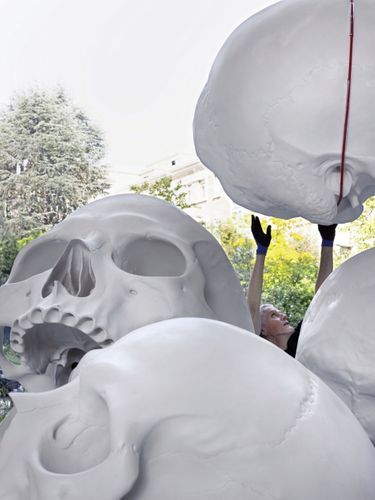 Mise en place de la plus grande œuvre de l’artiste : «Mass », un ensemble de 100 crânes de 1 m x 1 m x 1,50 m et de 40 kilos chacun. À la Fondation Cartier, le 24 mai.