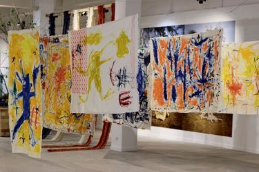 Les créations du peintre Julian Farade. Et, en bas à g., Bruno Pavlovsky, président de l’activité mode de Chanel et du 19M, devant une installation de Malick Welli.