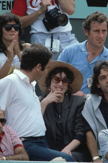 Dans les tribunes, Isabelle Adjani, star du moment avec la sortie, cette année-là, du film « L’été meurtrier », de Jean Becker, et de la chanson « Pull marine », coécrite avec Serge Gainsbourg.
