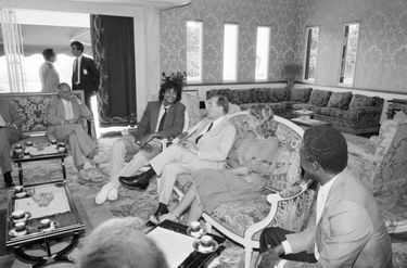En juin 1983, après son sacre, Yannick Noah présente ses parents, Marie-Claire et Zacharie, au président François Mitterrand, alors en visite officielle au Cameroun.