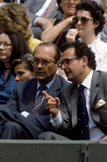 Jacques Chirac assiste au match au côté du président de la Fédération française de tennis, Philippe Chatrier.