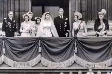La princesse héritière Elizabeth et le prince Philip, avec le roi George VI, la reine consort Elizabeth, la reine-mère Mary, la princesse Margaret, au balcon de Buckingham Palace le jour de leur mariage, le 20 novembre 1947