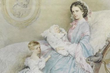Sophie d'Autriche à coté de sa mère Sissi qui porte sa jeune sœur Gisèle d'Autriche dans les bras en 1855.
