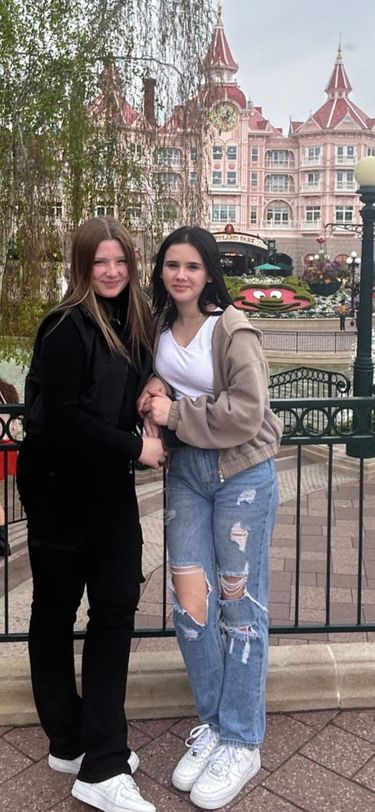 Deux inséparables : Maïlys et Lindsay à Disneyland, le 27 avril.