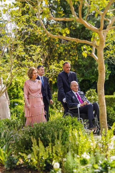 L’ex-roi d’Espagne Juan Carlos, apparu en fauteuil roulant pour la première fois, et son épouse, Sofia, dans le jardin du palais de Zahran, à Amman.