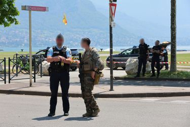 La police sur place après l'attaque à Annecy, le jeudi 8 juin.