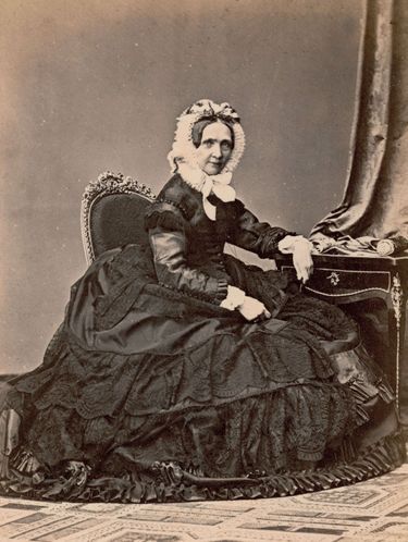 L'archiduchesse Sophie d'Autriche (1805-1872), mère de l'empereur Francois-Joseph Ier, fille du roi Maximilien Ier de Bavière. Photographie de Ludwig Angerer, Vienne en 1868.